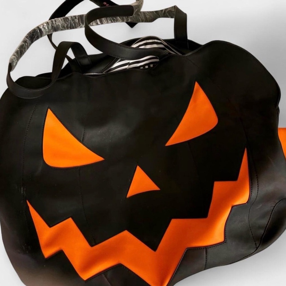 Dolls Kill Black and Orange Pumpkin Tote

A GRIN THAT GLOWS MEGA TOTE